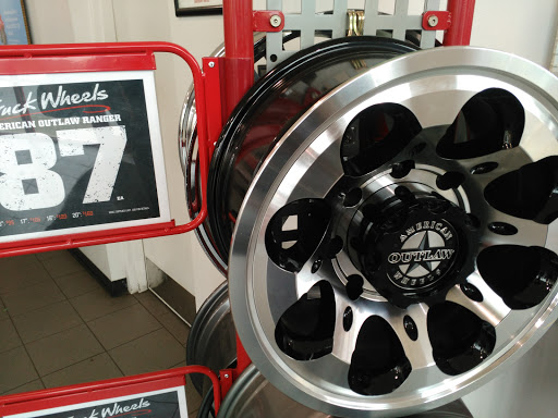 Tire Shop «Discount Tire Store - Oak Lawn, IL», reviews and photos, 6635 95th St, Oak Lawn, IL 60453, USA