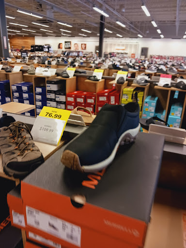 Shoe Store «DSW Designer Shoe Warehouse», reviews and photos, 6971 Grand Ave, Gurnee, IL 60031, USA
