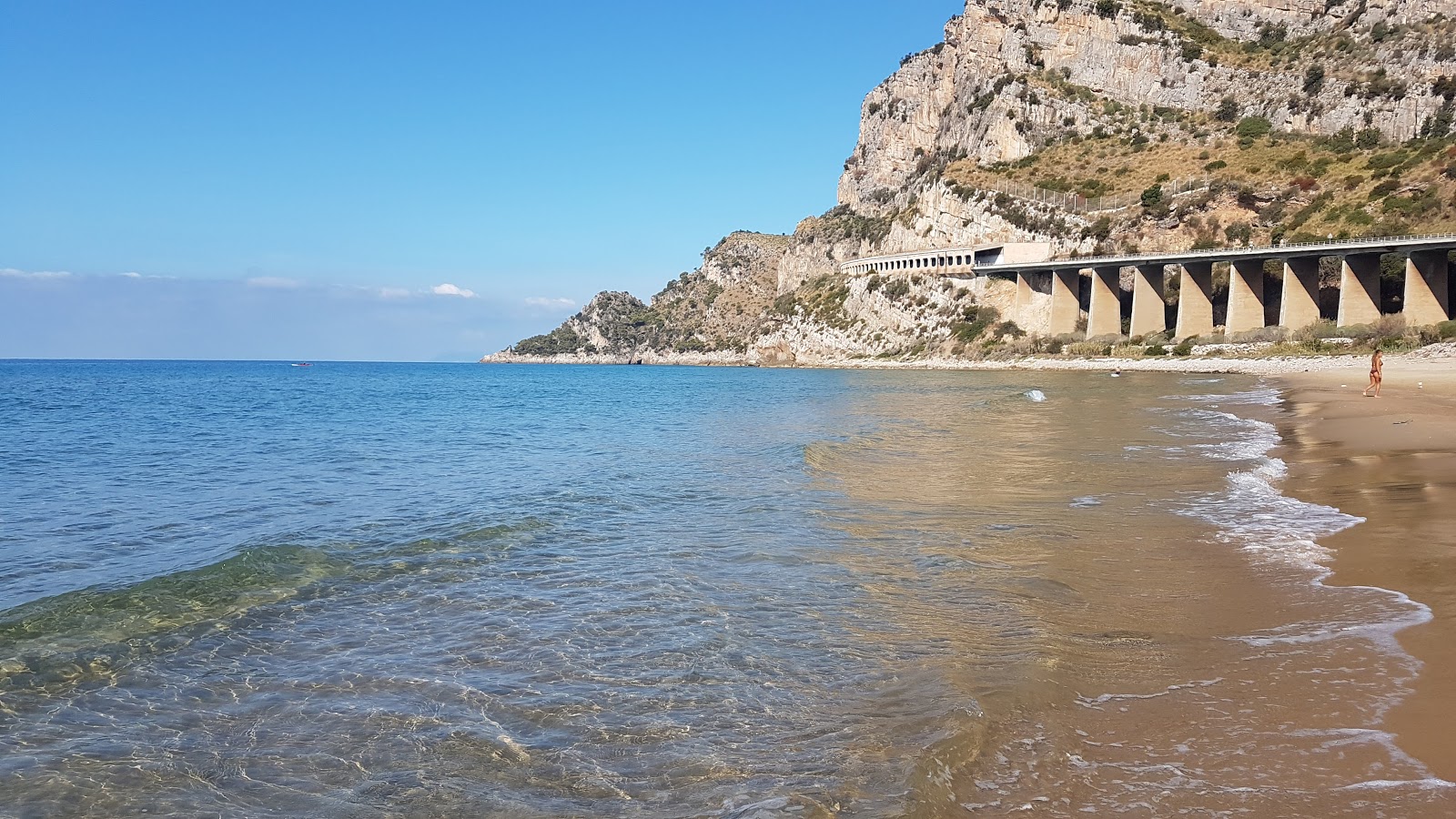 Spiaggia di Sant' Agostino'in fotoğrafı uçurumlarla desteklenmiş