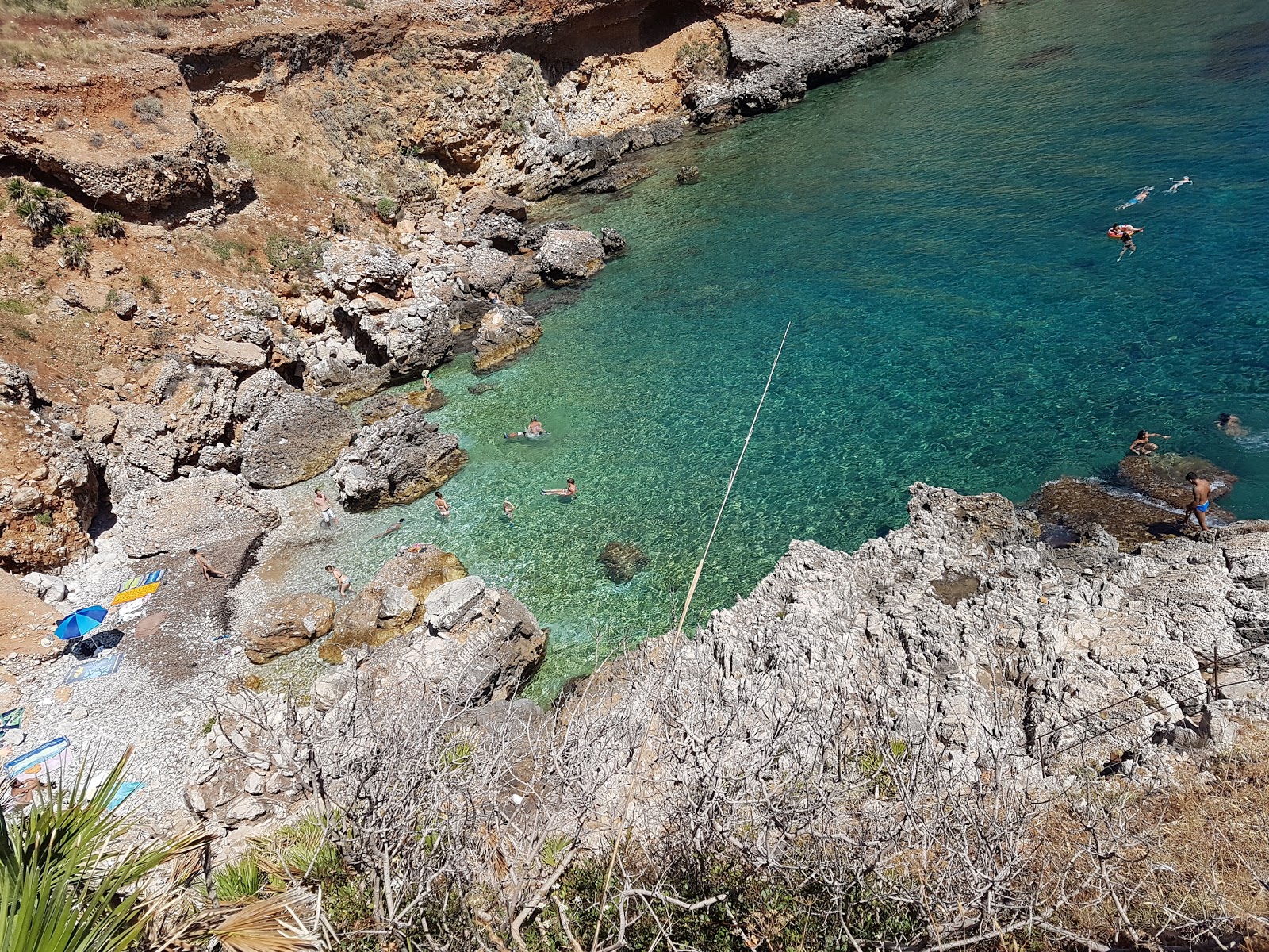 Cala Rossa的照片 带有碧绿色纯水表面