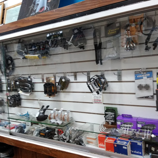 Bicycle Store «Roberts Cycle Shop Chicago», reviews and photos, 7054 N Clark St, Chicago, IL 60626, USA