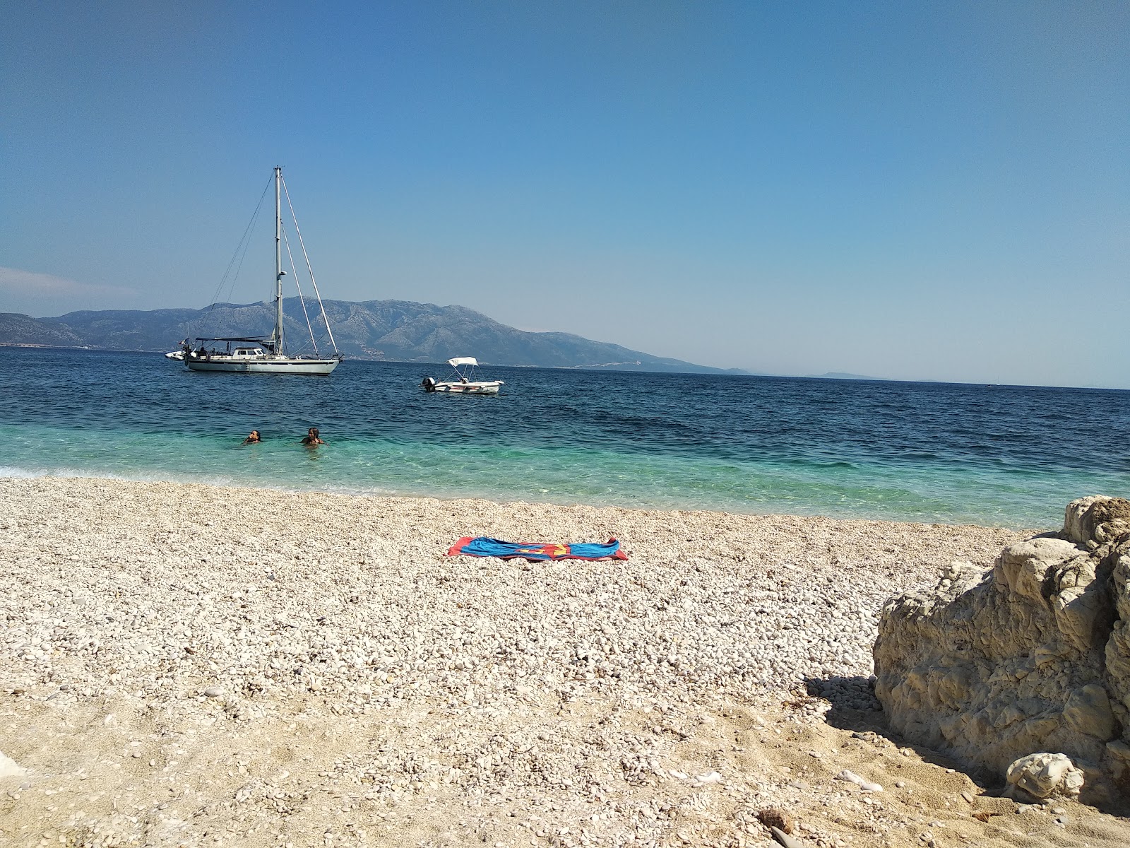 Foto de Mirtia Beach con playa amplia