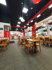 Atmosphère du Restaurant de hamburgers Five Guys Créteil Soleil à Créteil - n°18