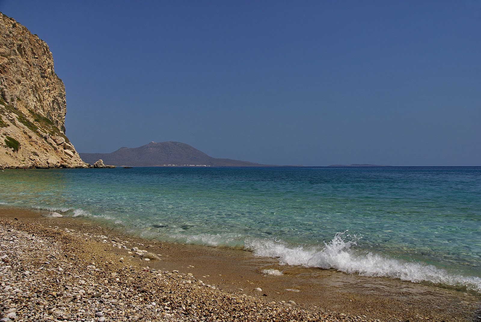 Foto von Paralia Kaladi III mit schwarzer sand & kiesel Oberfläche