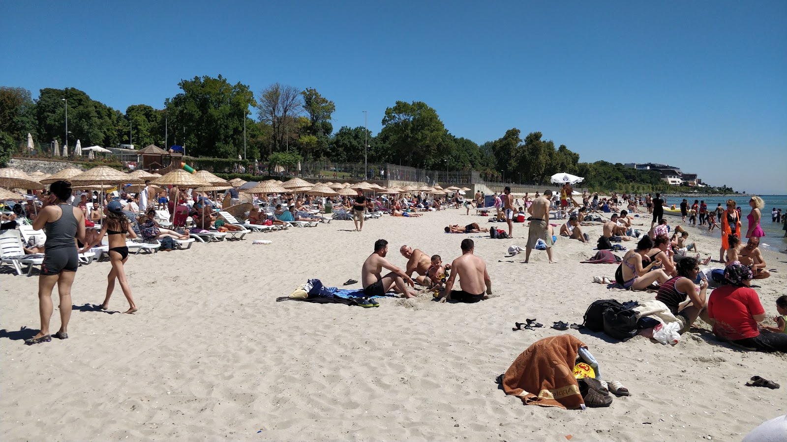 Foto von Strand von Florya Gunes mit reines grünes wasser Oberfläche