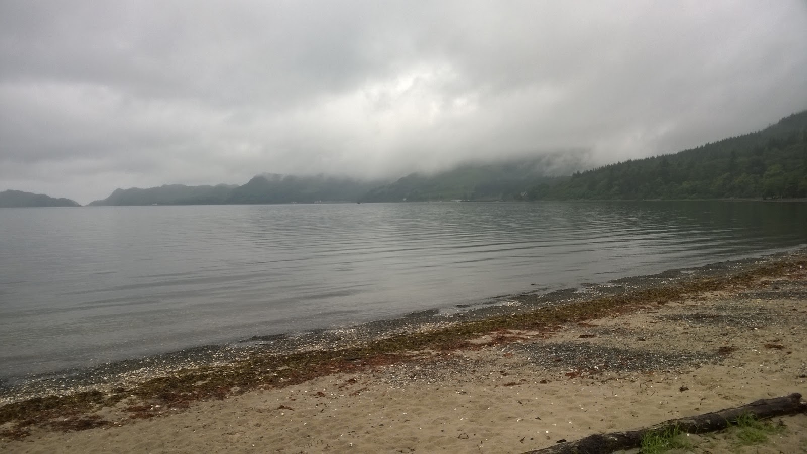 Valokuva Long Beach Campsiteista. tukeutunut kallioilla