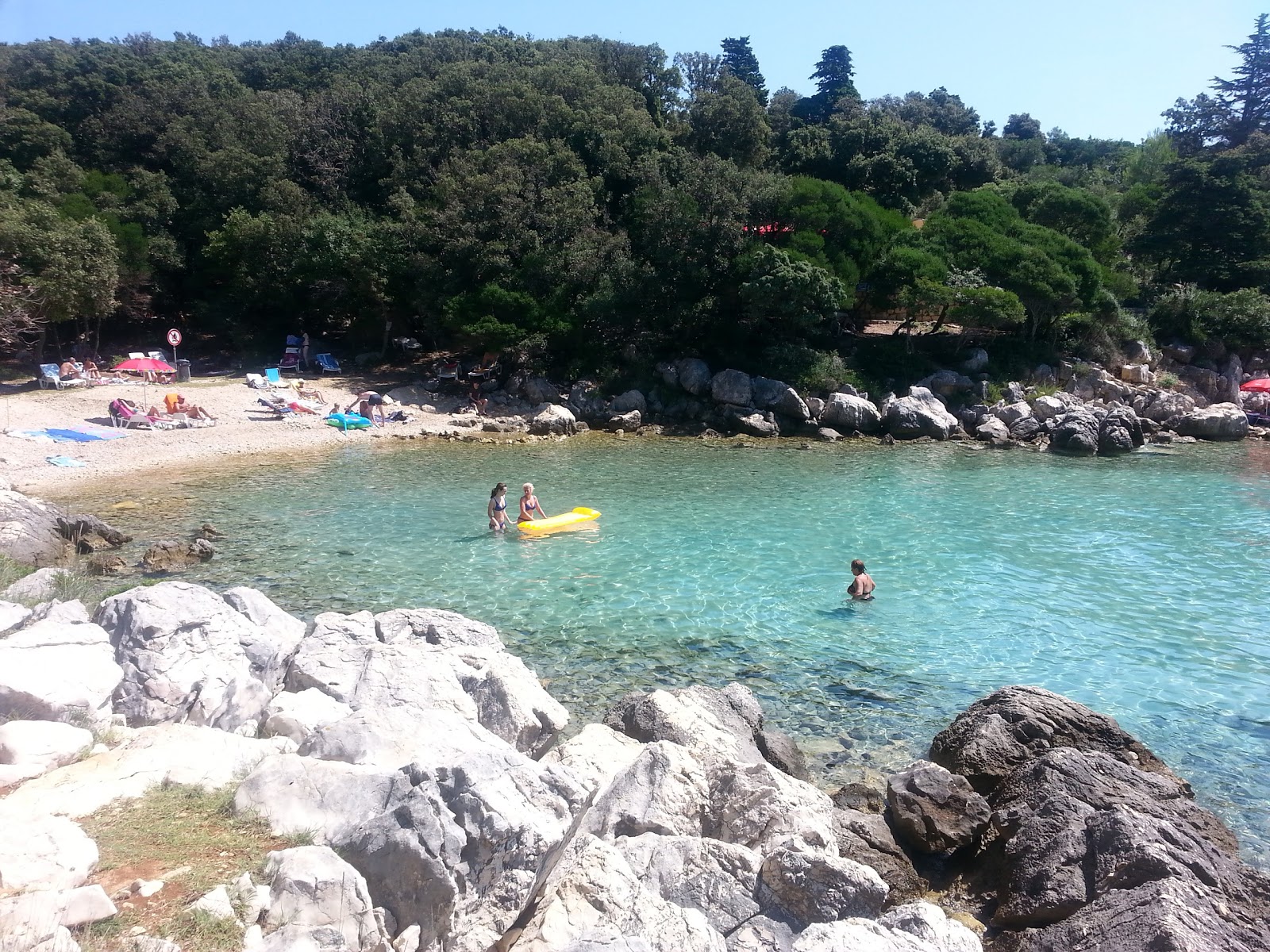 Jelenovica beach'in fotoğrafı dağlarla çevrili