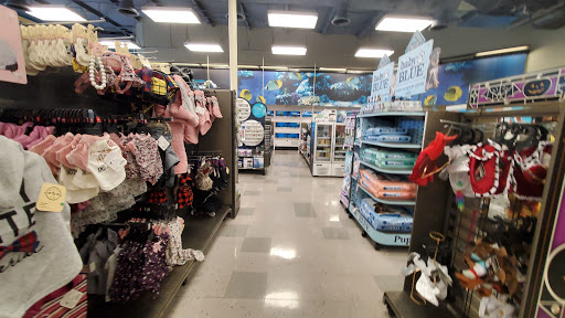 Pet Supply Store «Petco Animal Supplies», reviews and photos, 3115 Iowa St, Lawrence, KS 66046, USA