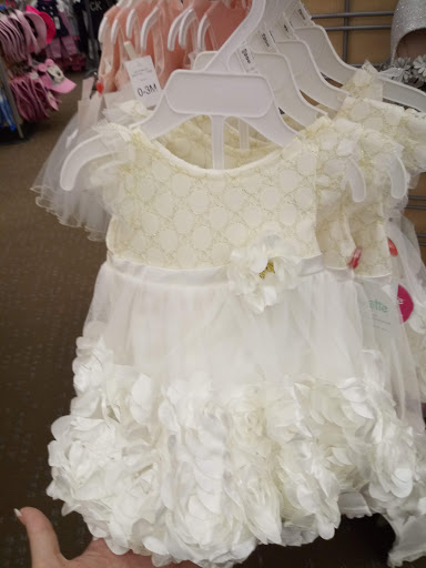 Shopping Mall «Deer Creek Shopping Center», reviews and photos, 3200 Laclede Station Rd, Maplewood, MO 63143, USA