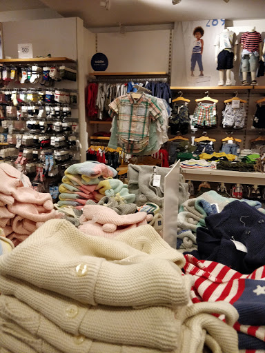 Clothing Store «Gap», reviews and photos, 200 State St, Boston, MA 02109, USA