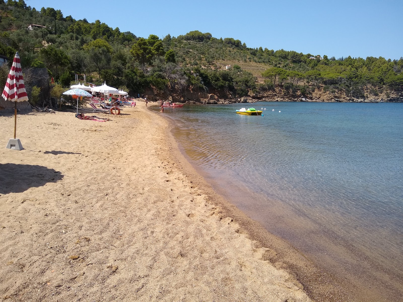 Foto von Spiaggia di Galenzana mit beiger sand & kies Oberfläche