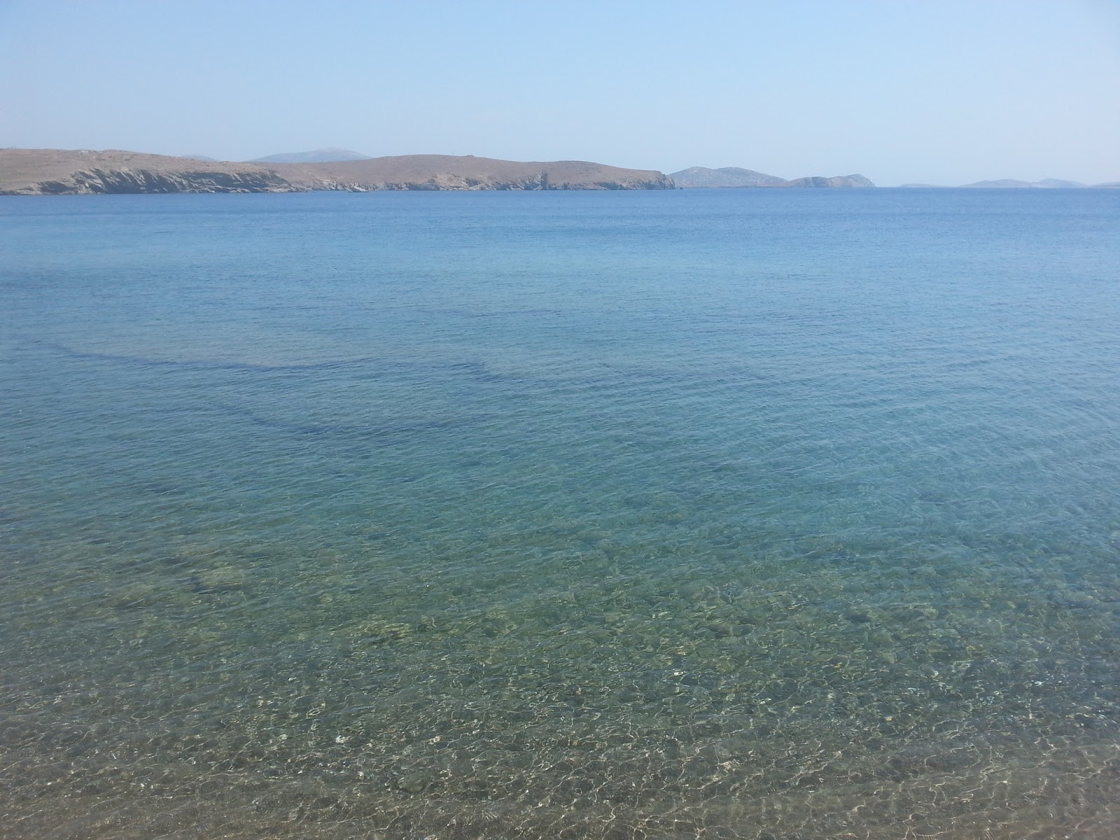 Astypalaia beach'in fotoğrafı mavi saf su yüzey ile