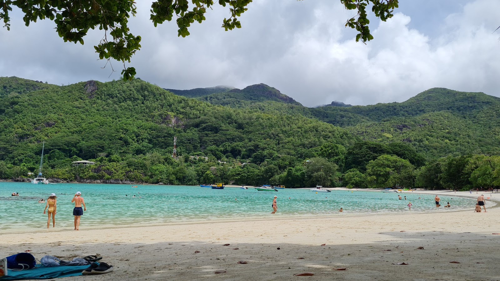 Foto de Playa de Port Launay con agua cristalina superficie