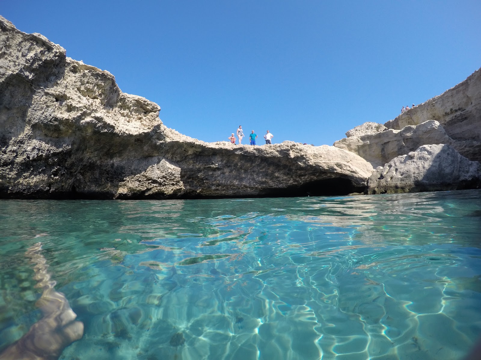 Photo de Grotta della Poesia entouré de montagnes