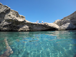 Photo de Grotta della Poesia entouré de montagnes