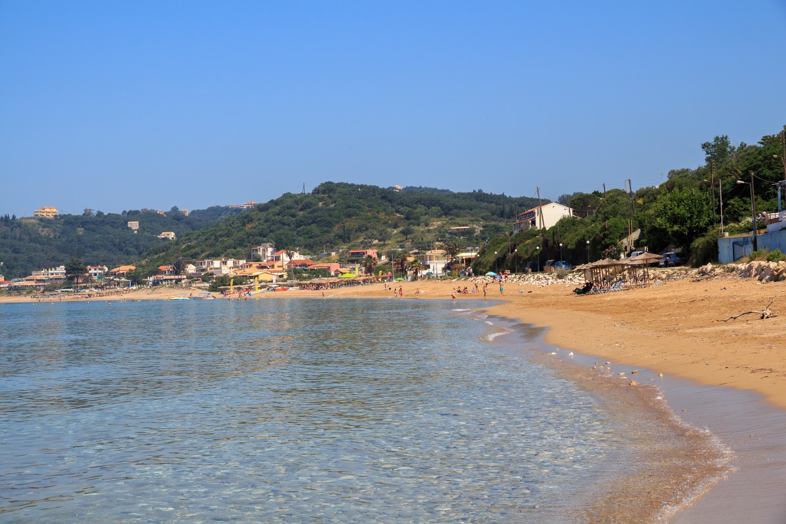 Foto von Agios Georgios Strand und die siedlung