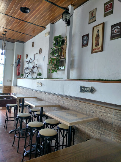 Al Muniat Café Bar - Calle Dr. Valencia Romero, 41890 El Castillo de las Guardas, Sevilla, Spain