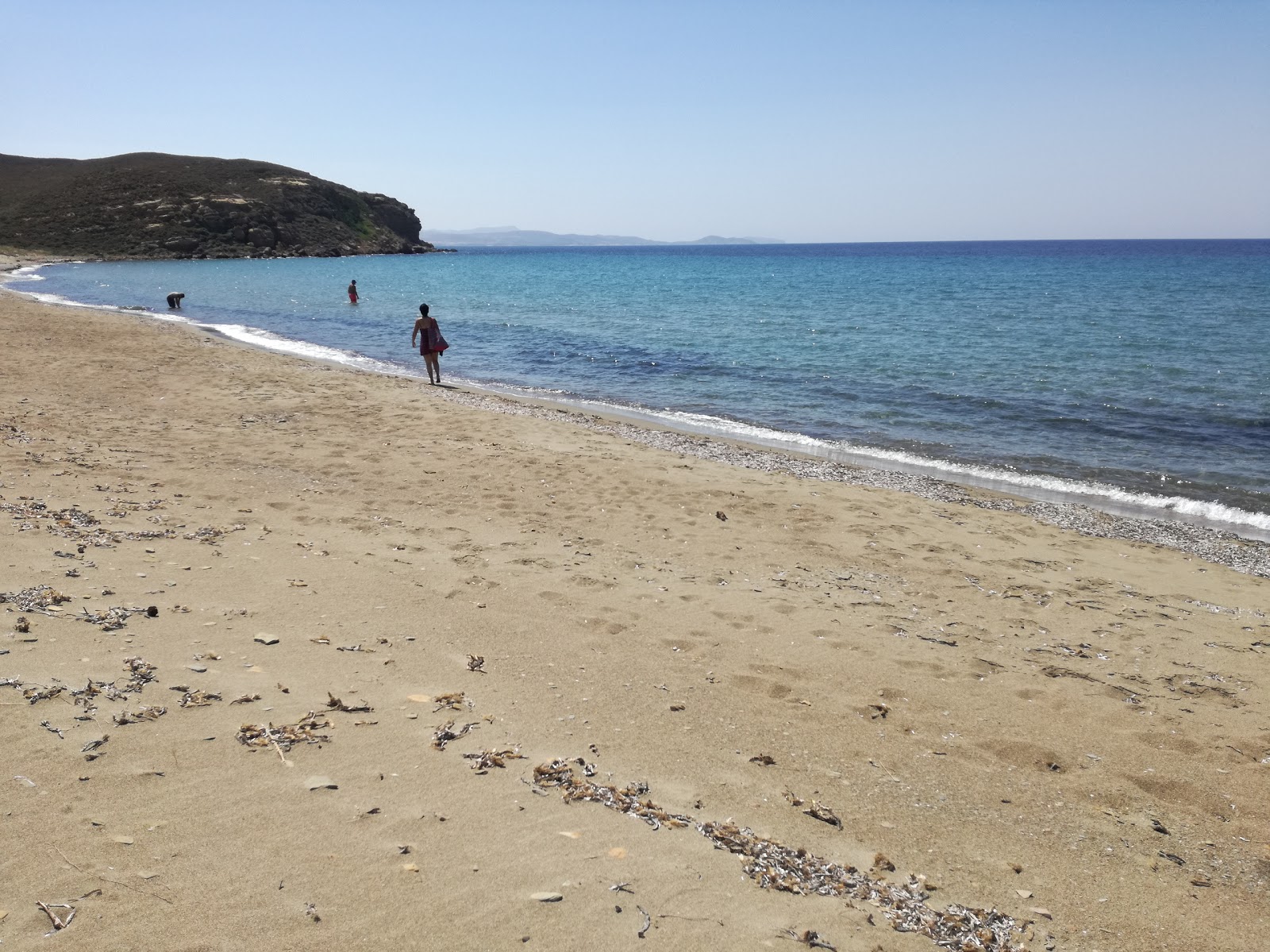Neftina beach'in fotoğrafı dağlarla çevrili
