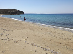 Neftina beach'in fotoğrafı dağlarla çevrili