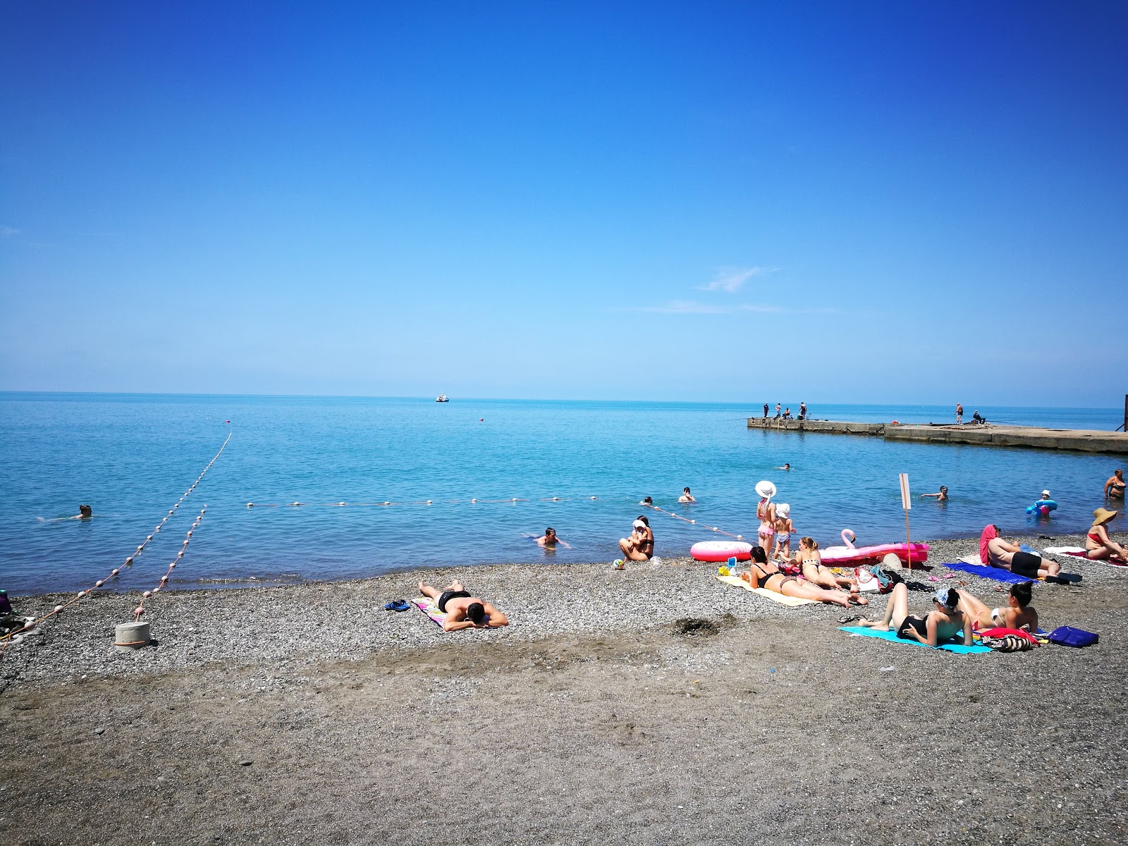 Foto von Svetlyachok beach mit geräumige bucht