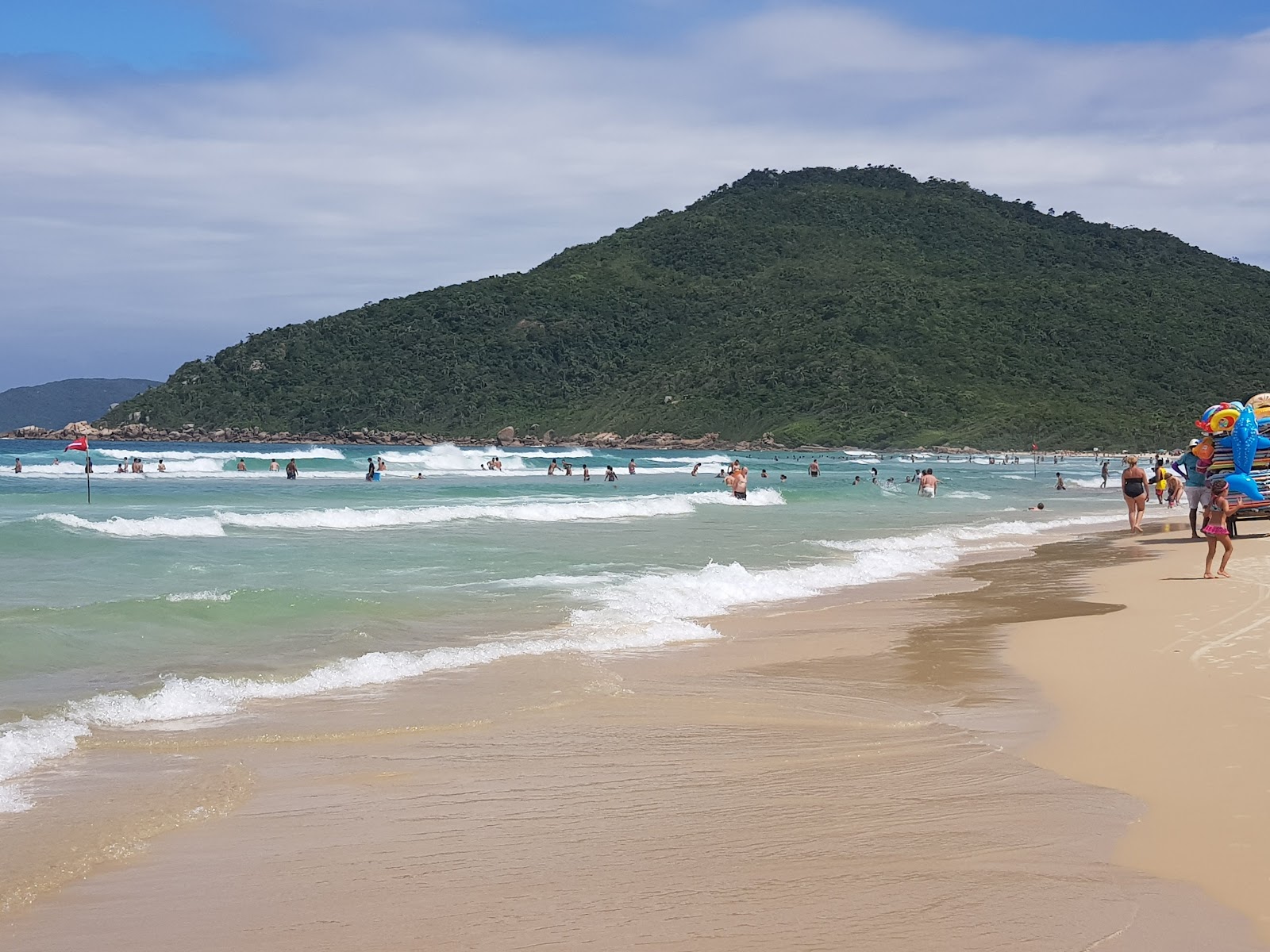 Photo de Plage Brava protégé par des falaises