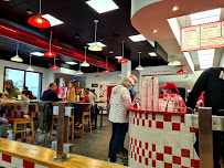 Atmosphère du Restaurant de hamburgers Five Guys Franconville - n°18