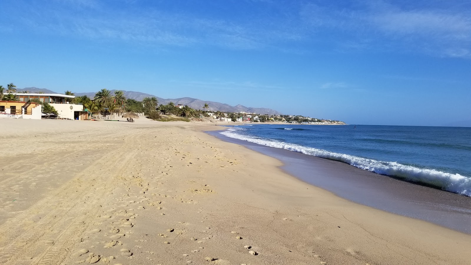 Fotografie cu Playa La Ventana cu o suprafață de apa pură turcoaz