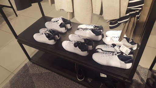 Clothing Store «H&M», reviews and photos, 5065 Main St, Trumbull, CT 06611, USA