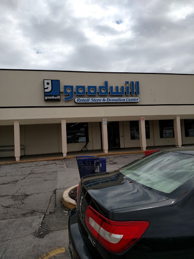 Thrift Store «Goodwill Retail Store of Florissant», reviews and photos, 472 Lindbergh Blvd, Florissant, MO 63031, USA