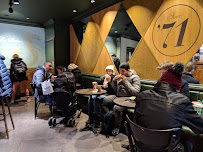 Atmosphère du Restaurant servant le petit-déjeuner Starbucks à Versailles - n°11