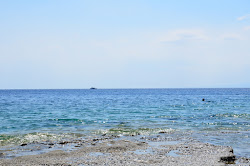 Foto von Spiaggia del Poeta umgeben von Bergen