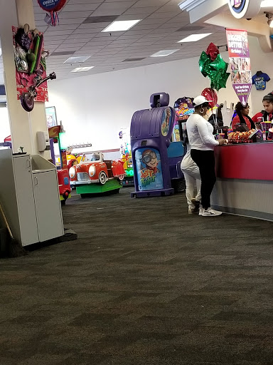 Shopping Mall «Riverpoint Center», reviews and photos, 1730 W Fullerton Ave, Chicago, IL 60614, USA