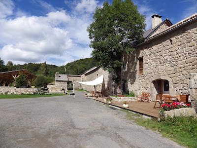 Hébergements insolites du Mazel / Yourte et roulottes Lozère à Antrenas