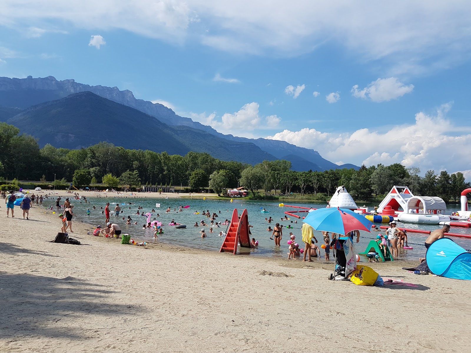 Foto von Plage du Lac de La Terrasse mit beiger sand Oberfläche