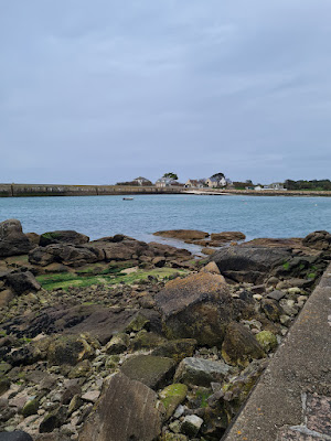 Aire de jeux pour enfants face à la mer à Saint-Vaast-la-Hougue