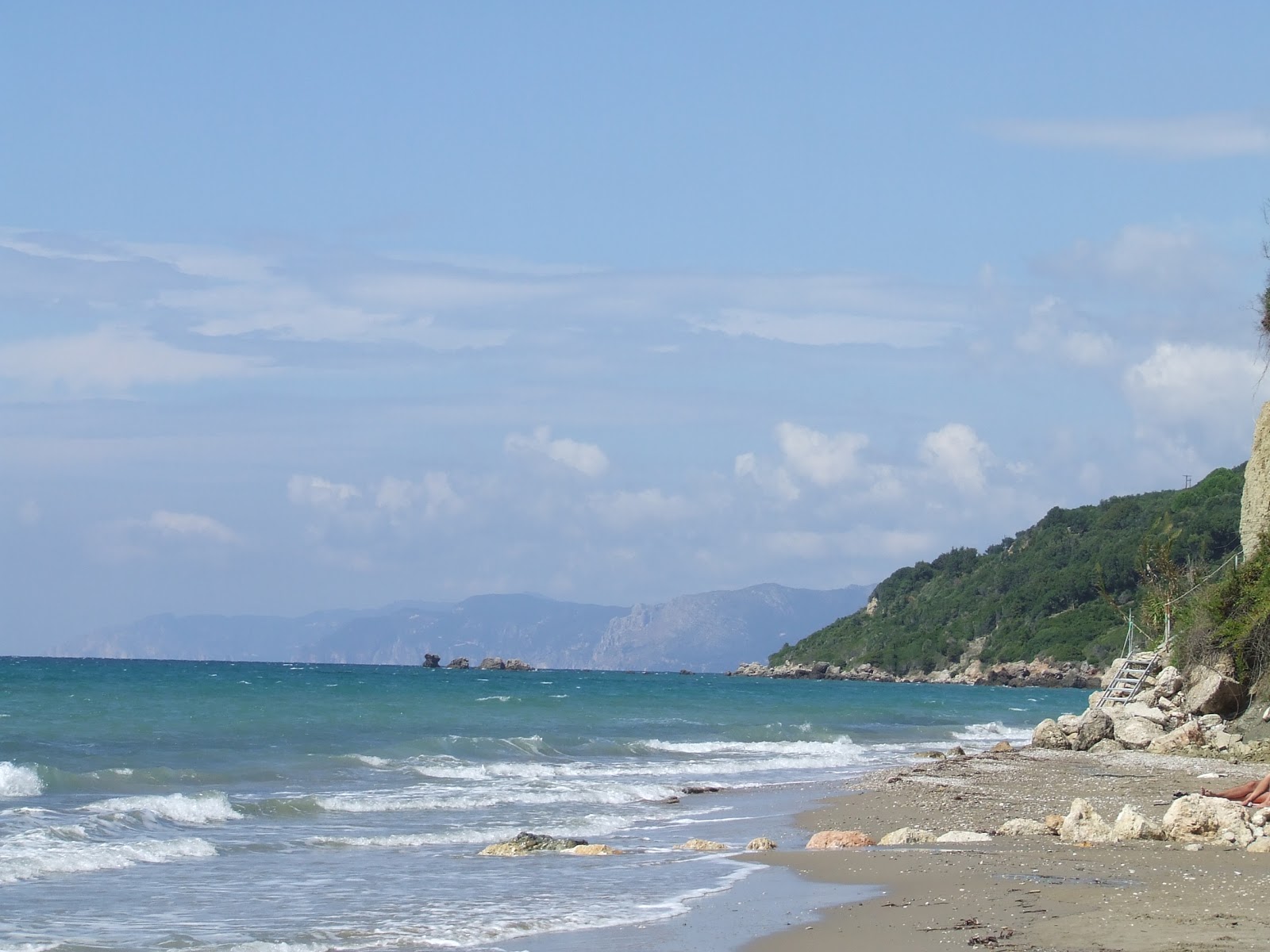 Fotografija Prasoudi beach obkrožen z gorami