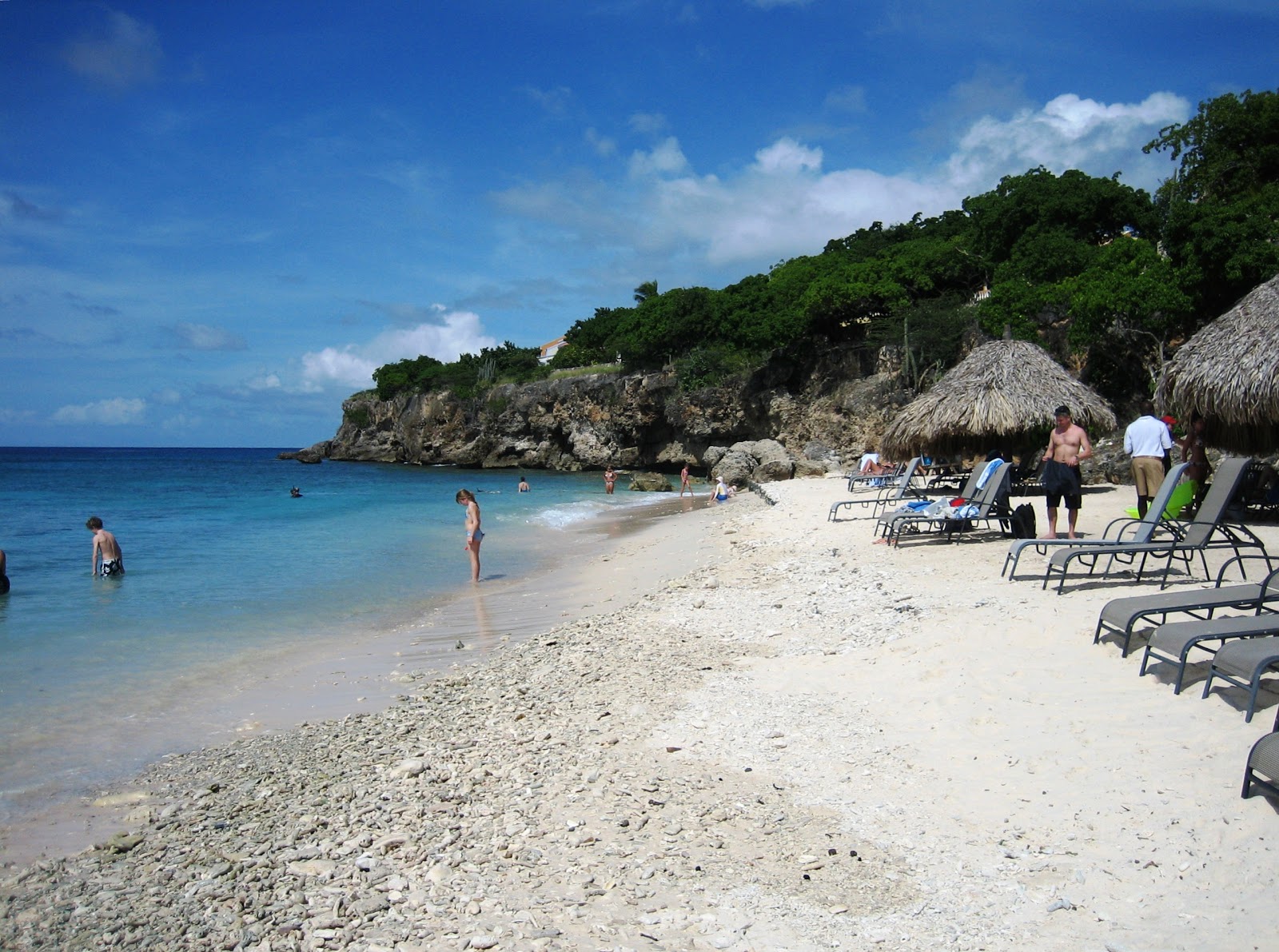 Foto de Playa Grandi com areia clara e seixos superfície