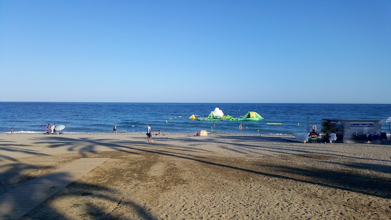 Foto van Playa de San Pedro de Alcantara met hoog niveau van netheid