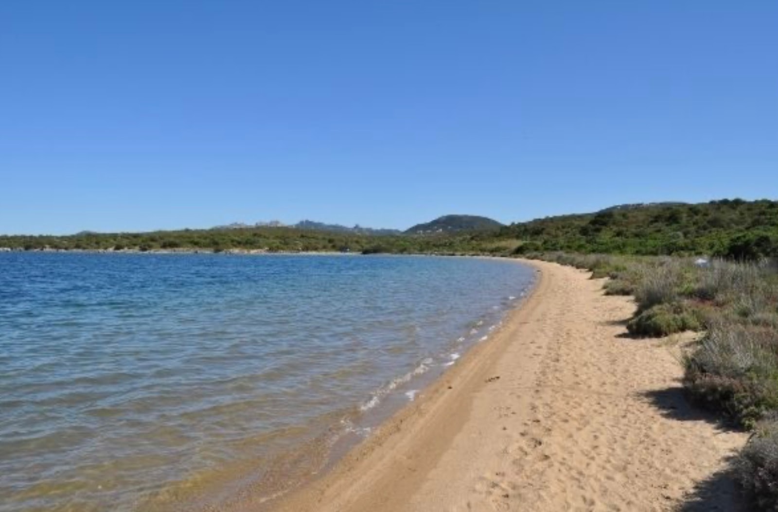 Fotografija Stagno della Coluccia z rjavi pesek površino