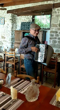 Photos du propriétaire du L'Henriette restaurant (groupe 80 cvts) dans le Livradois Forez en Auvergne à 20 mn d'Ambert. Spécialité Auvergnate à Auzelles - n°2