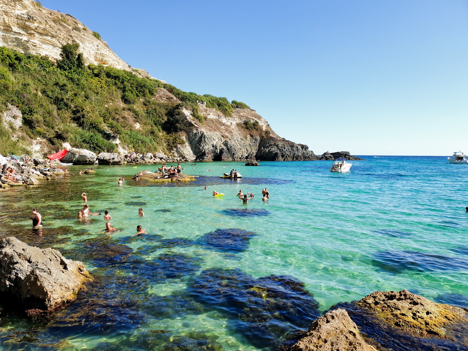 Fotografie cu Bounty beach cu o suprafață de nisip gri