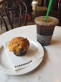 Café du Restaurant servant le petit-déjeuner Starbucks à Paris - n°2