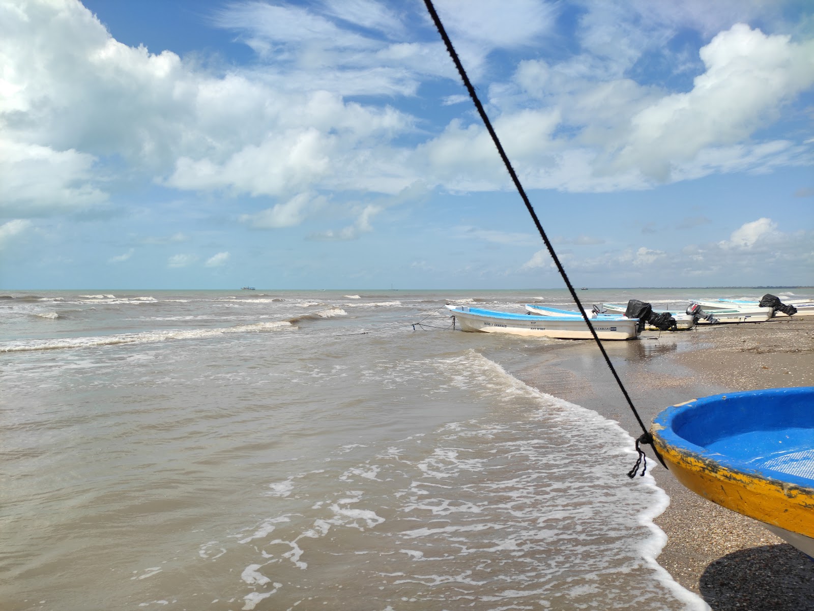 Foto di Spiaggia La Bocanita sorretto da scogliere