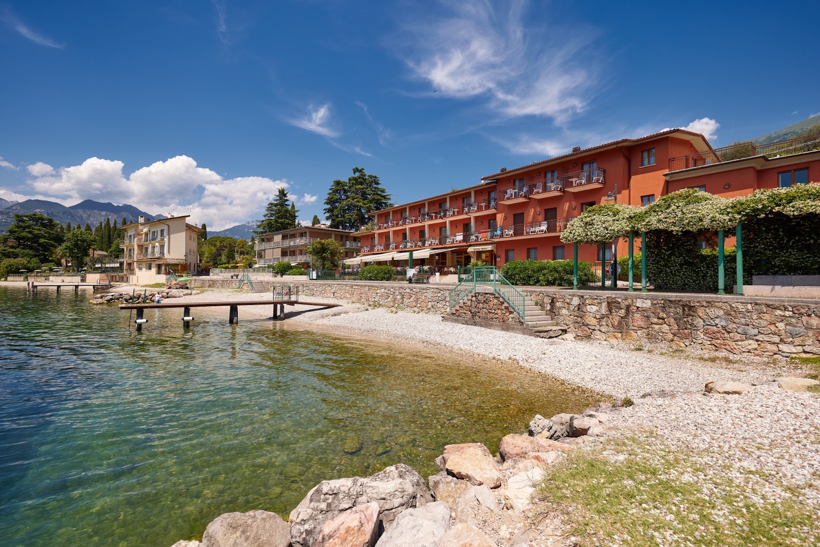 Spiaggia val di sogno'in fotoğrafı gri çakıl taşı yüzey ile