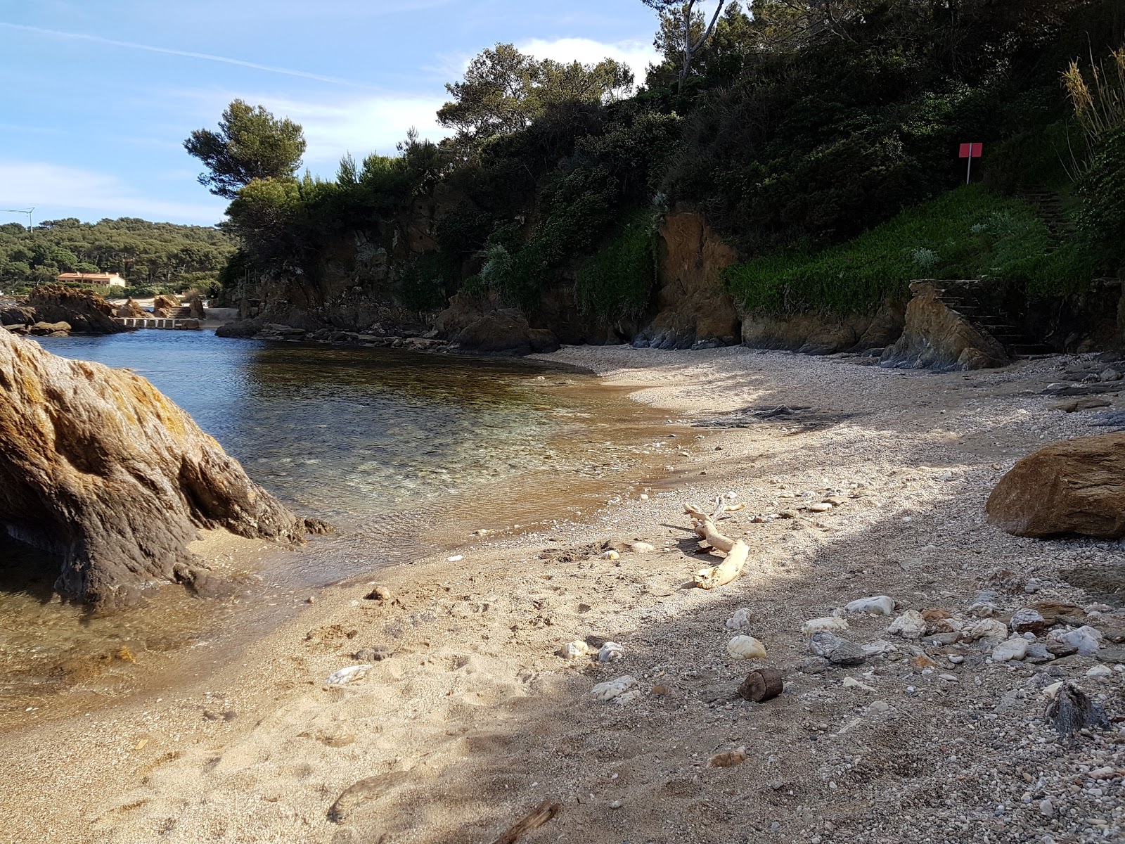 Foto van Castle beach met helder zand & rotsen oppervlakte