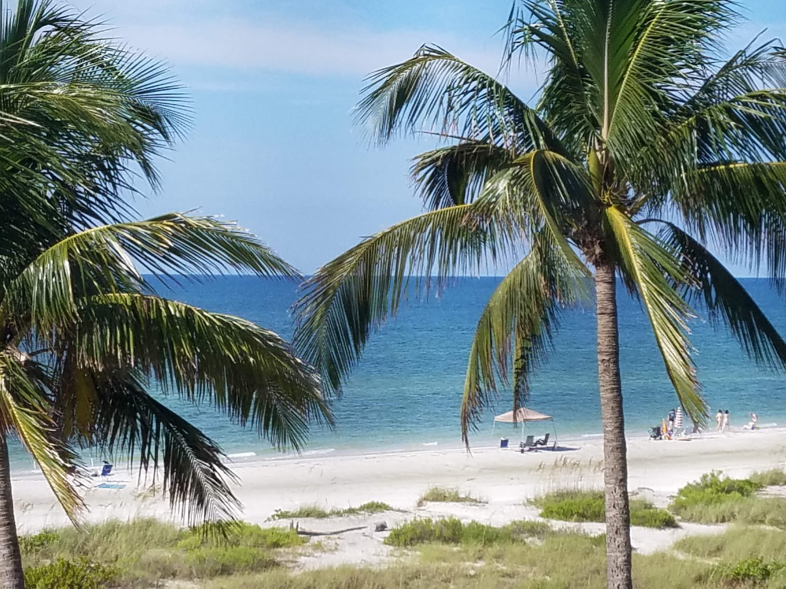 Foto de Tarpon Bay beach com areia brilhante superfície