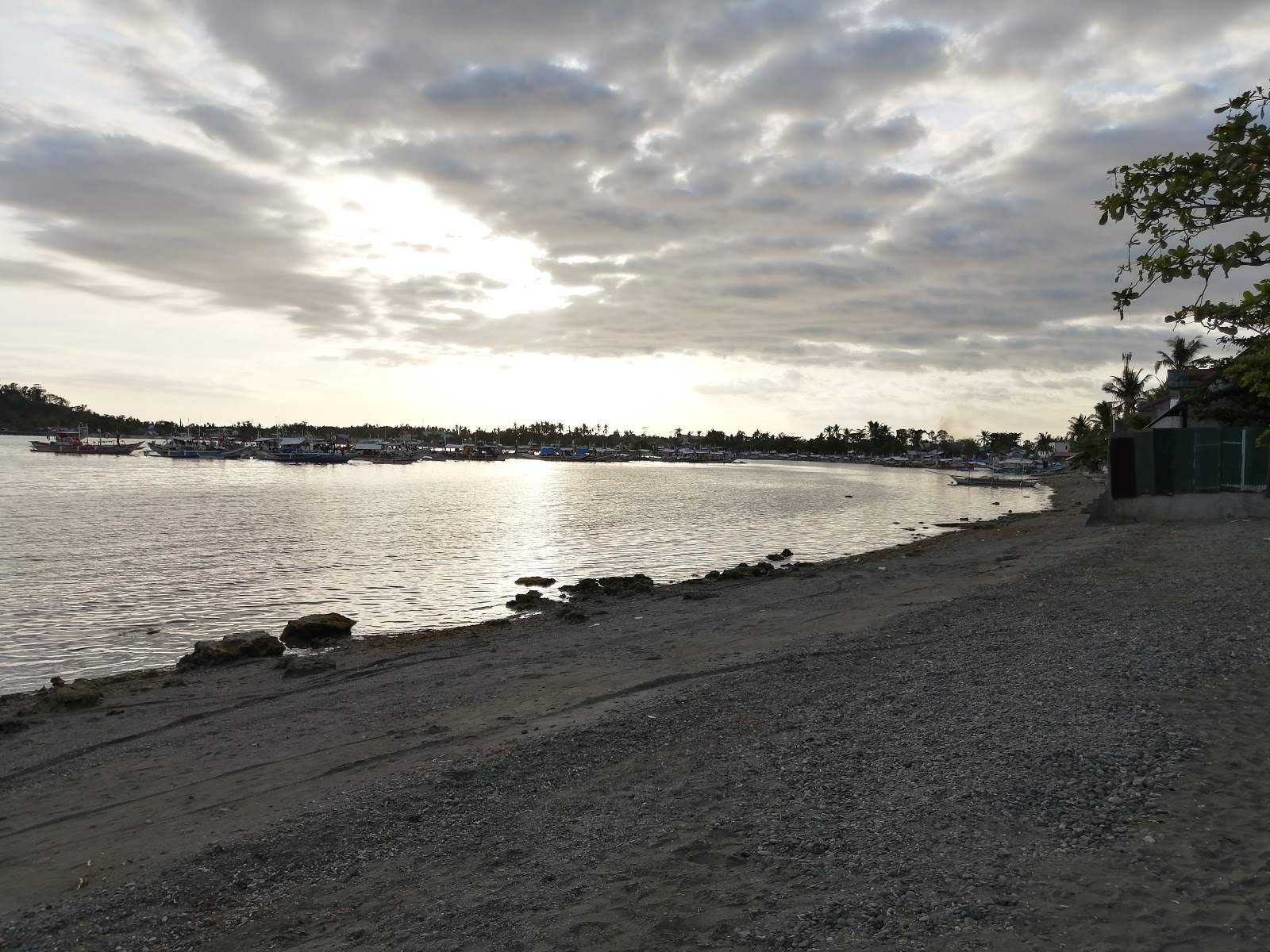 A Long D' Beach的照片 带有碧绿色水表面