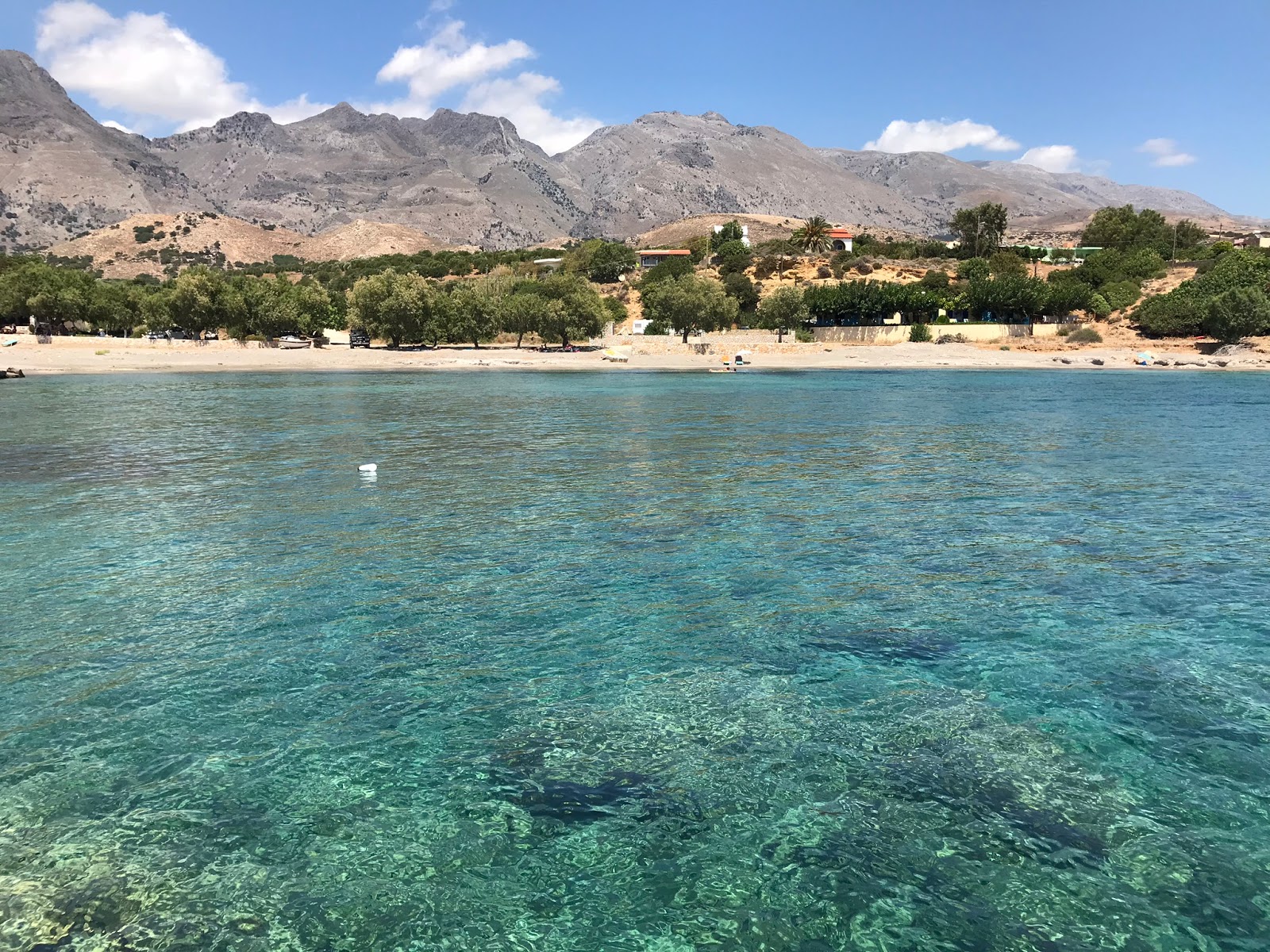 Fotografija Lakkos beach z prostorni večplastni zalivi