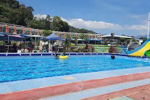 ck resort kolam ombak image