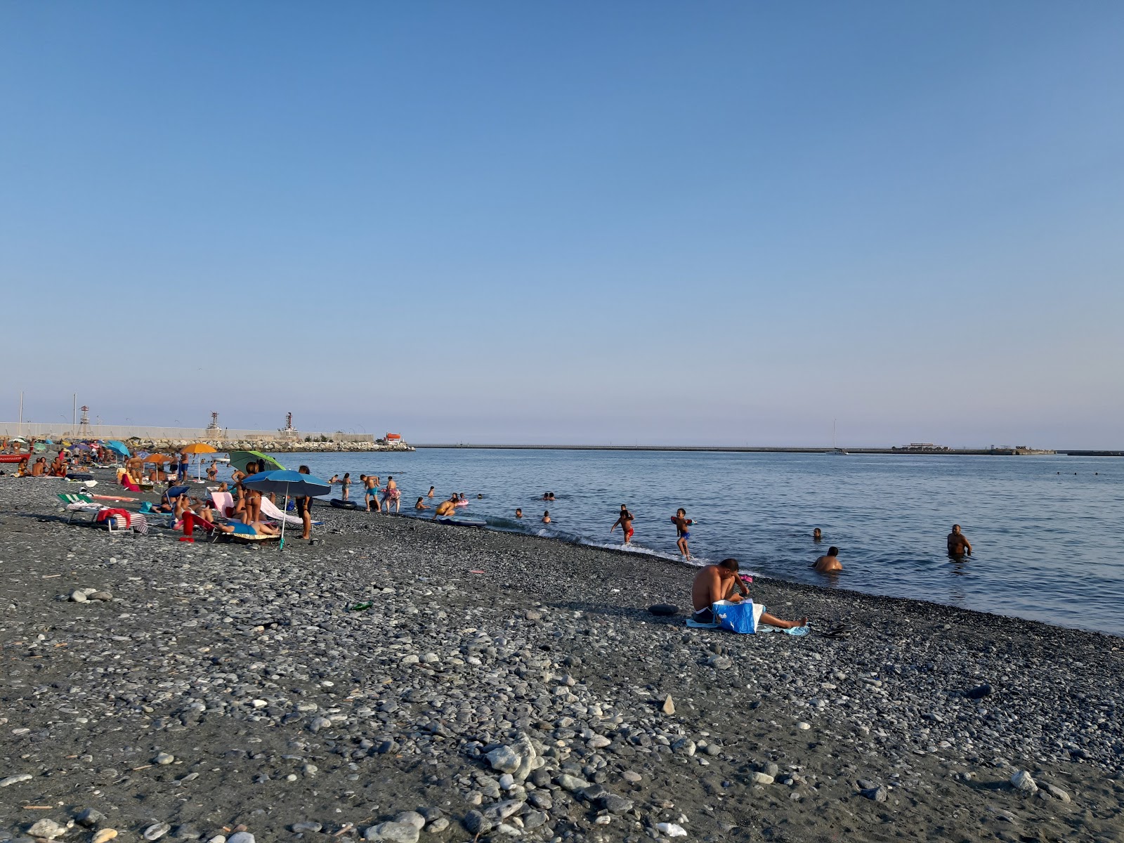 Fotografija Spiaggia Multedo z modra voda površino